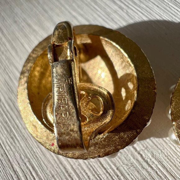 Vintage Crown Trifari Gold Tone Fashion Pearl Clip On Estate Earrings - Picture 4 of 6